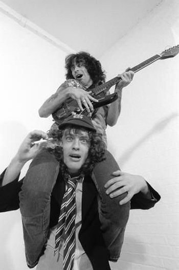 angus young y bon scott