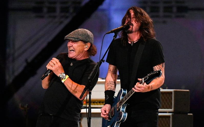 Brian Johnson y Foo Fighters